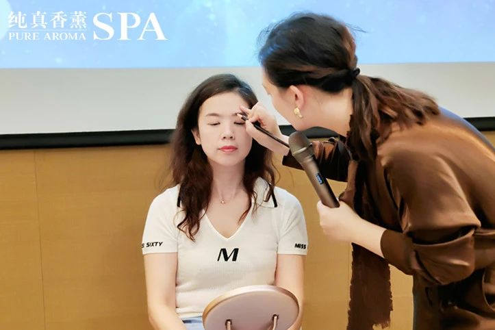 现场为顾客设计眉毛